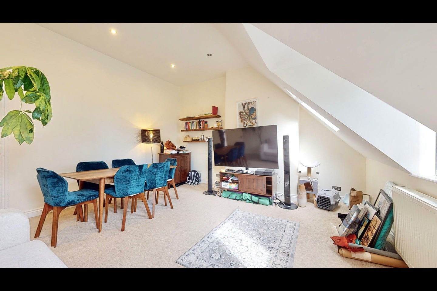 Flat Sunningfields Road in Greater London