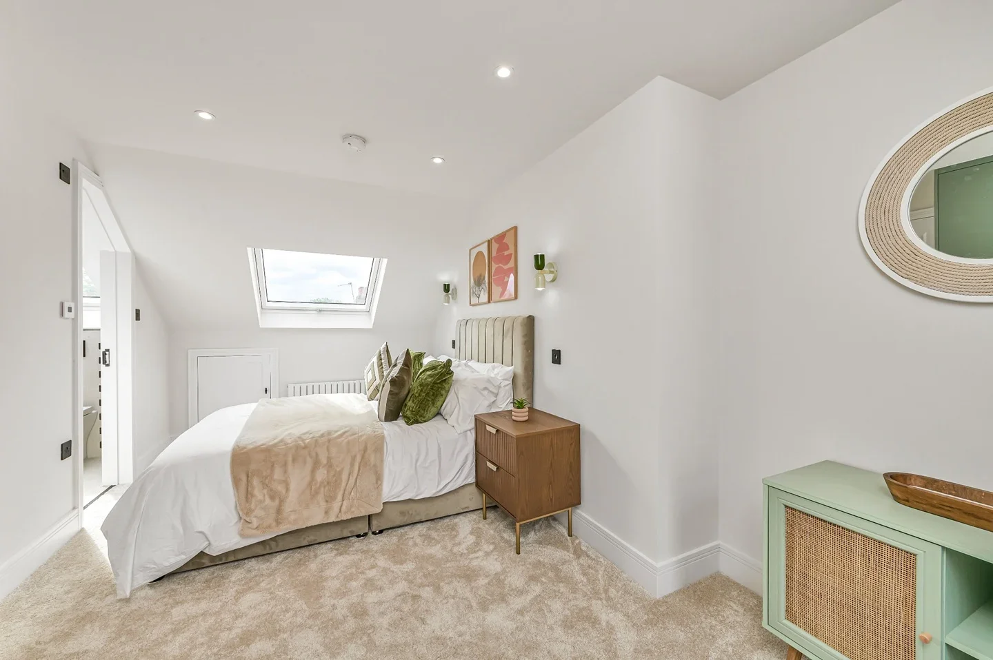 Flat Vanderbilt Road in Greater London