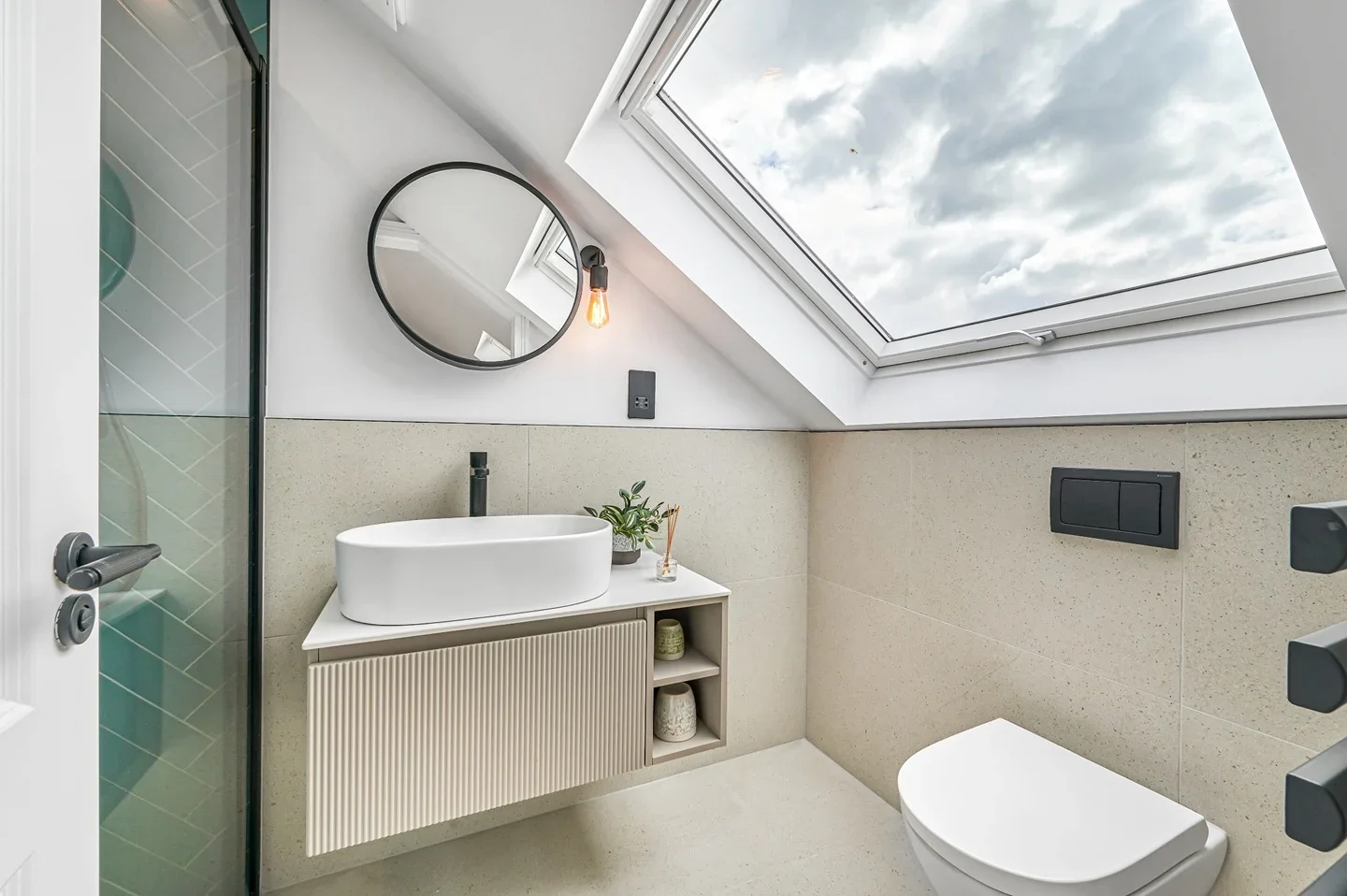Flat Vanderbilt Road in Greater London