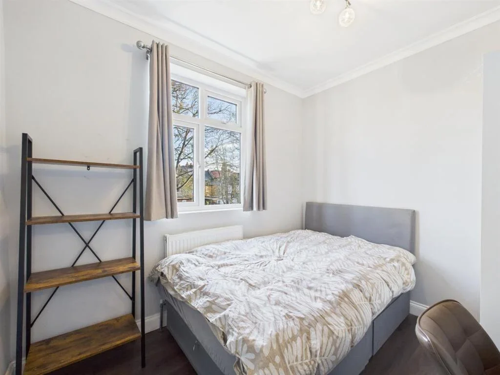 Room Sutherland Road in Greater London