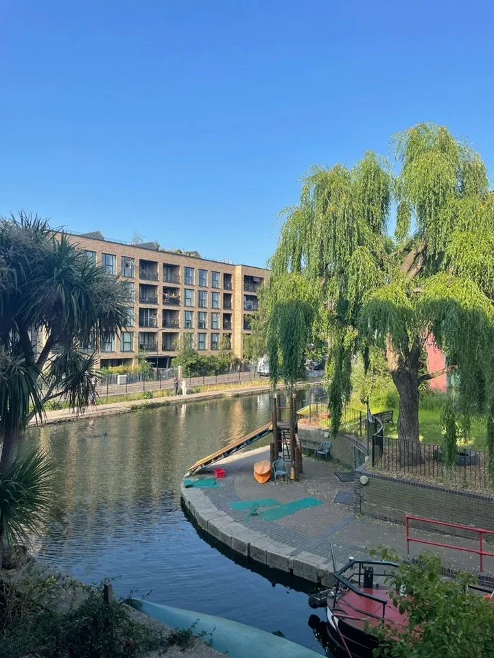 Flat Amber Wharf in Greater London