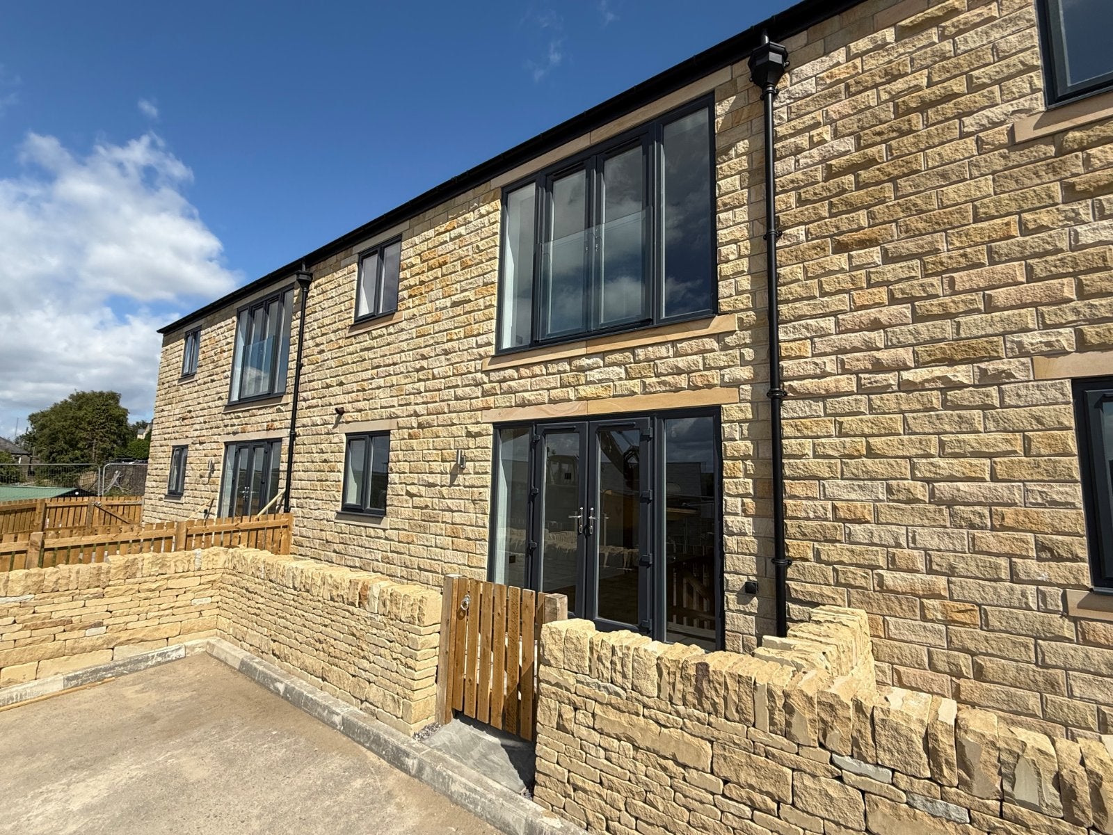 Flat Woodland Grove in Kirklees