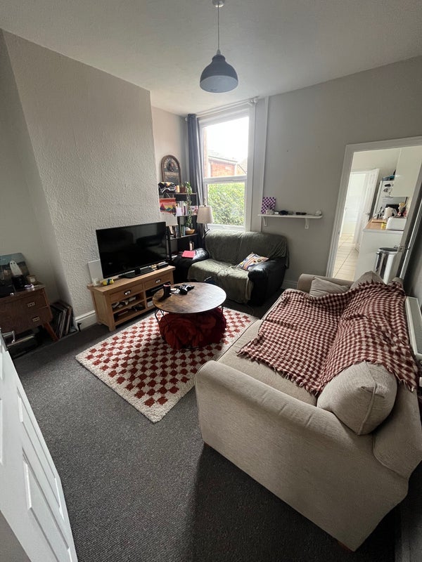 Room Farman Road in Coventry