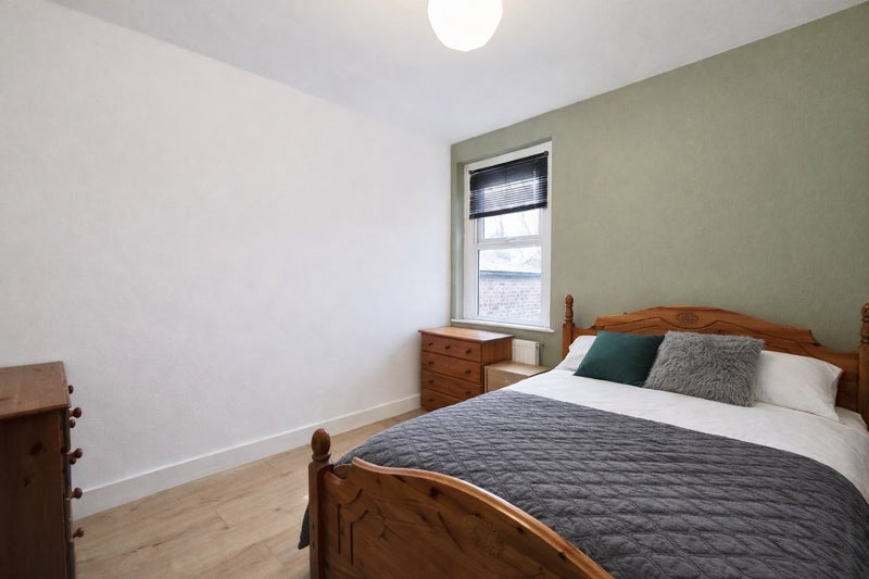 Room Pope's Lane in Greater London