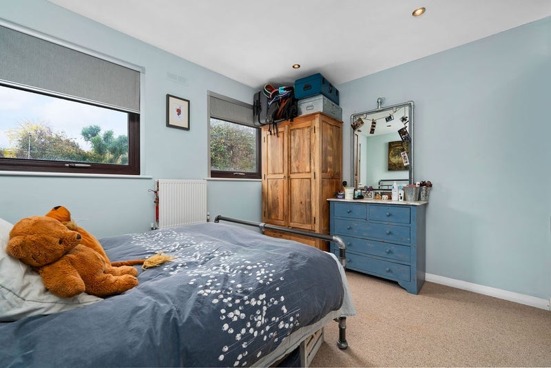 Room Underwood Road in Greater London