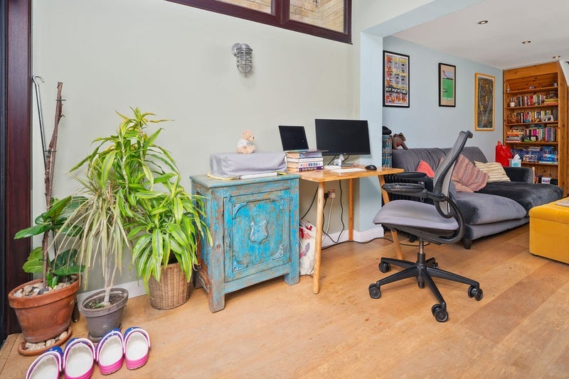 Room Underwood Road in Greater London