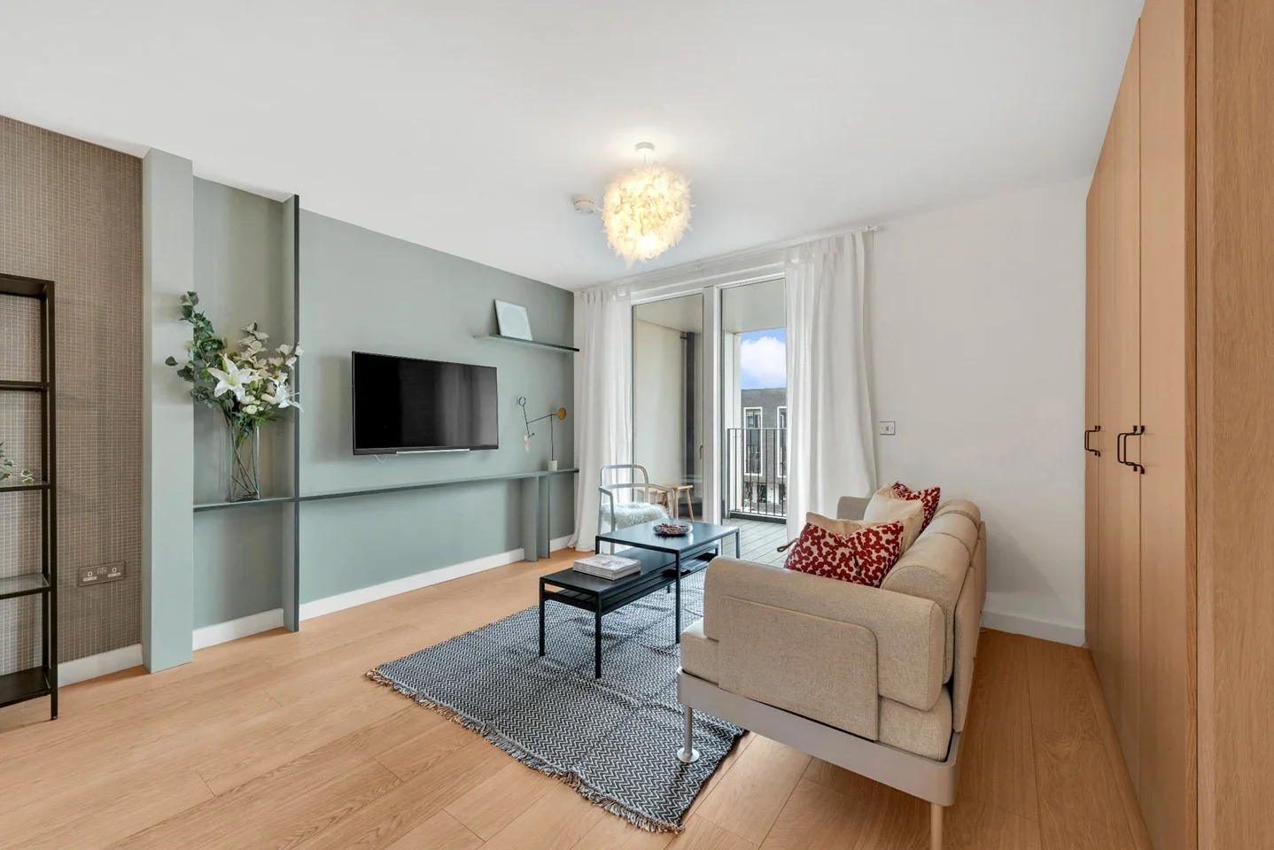 Flat Derny Avenue in Greater London