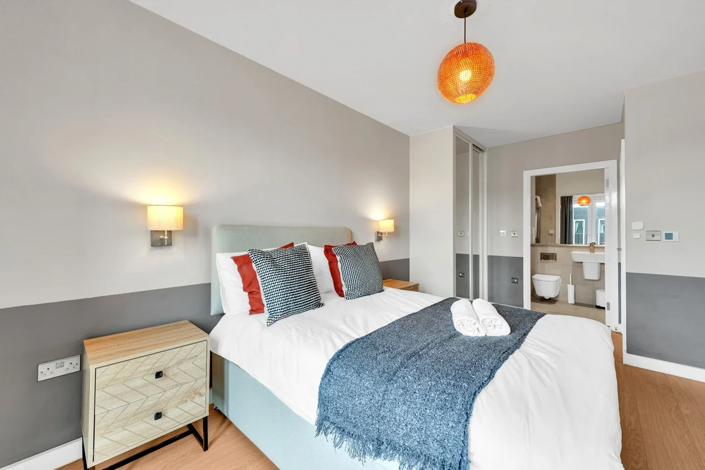 Flat Derny Avenue in Greater London