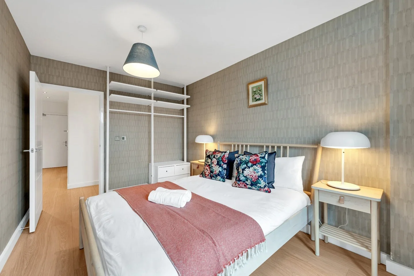 Flat Derny Avenue in Greater London