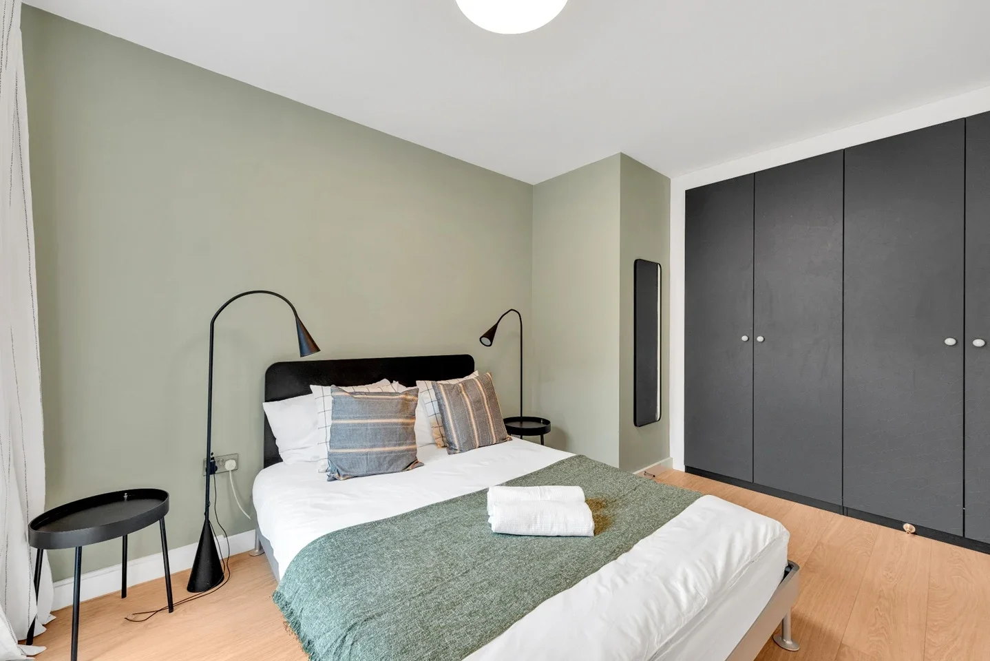 Flat Derny Avenue in Greater London