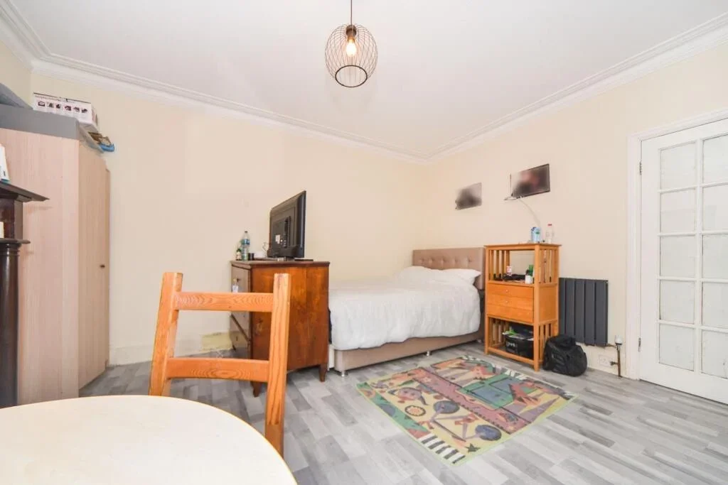 Room McLeod Road in Greater London