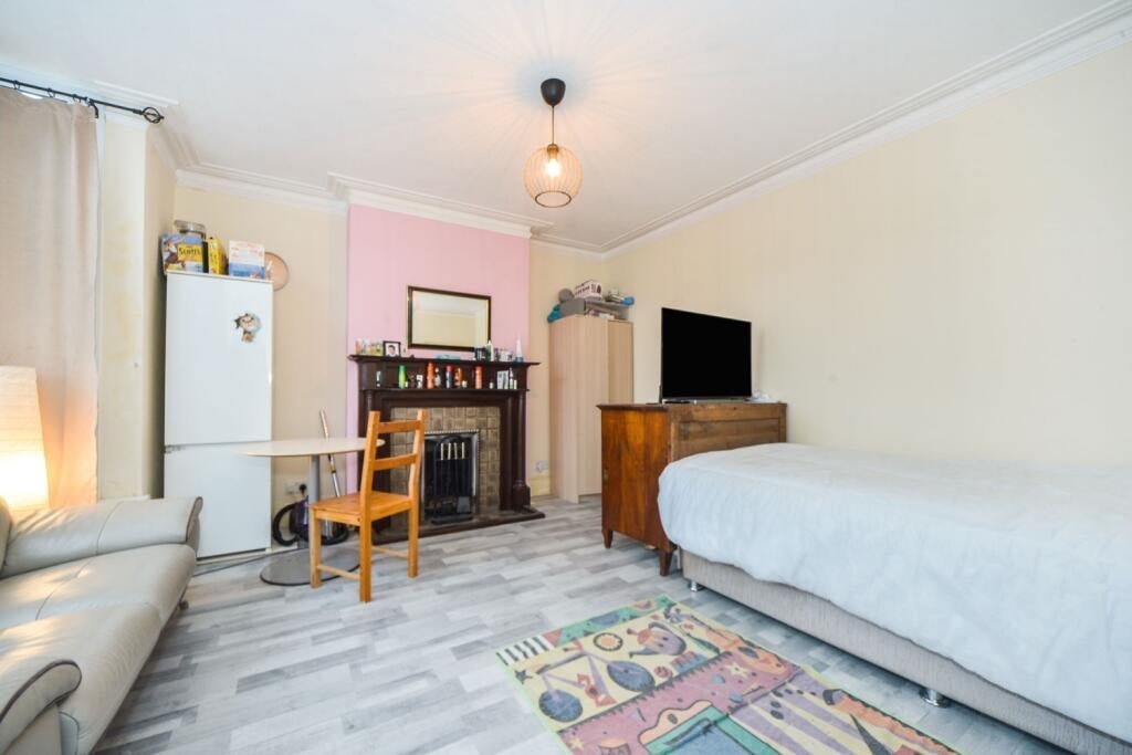 Room McLeod Road in Greater London
