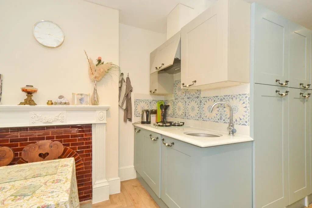 Room McLeod Road in Greater London