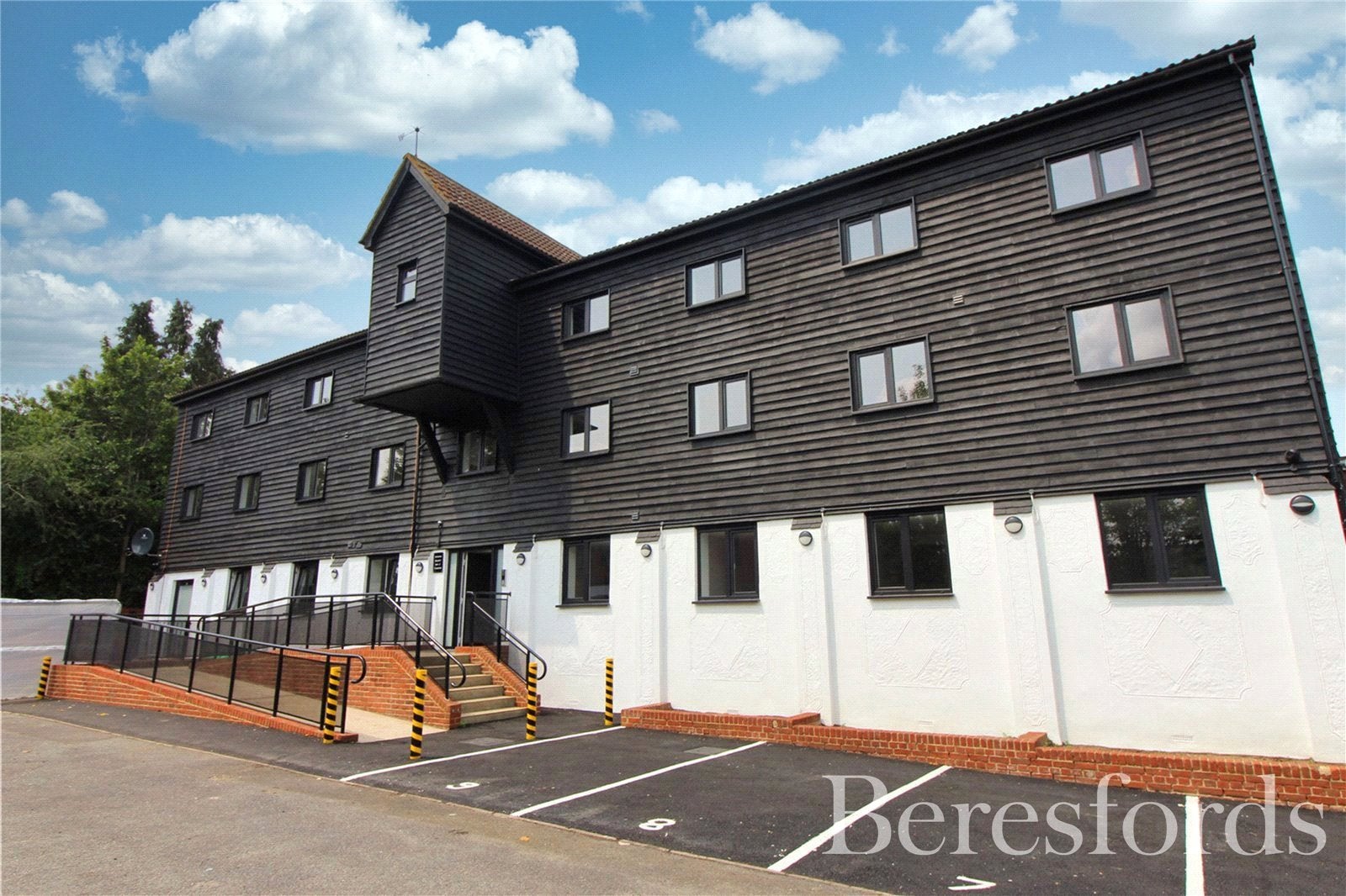 Flat Haslers Lane in Uttlesford
