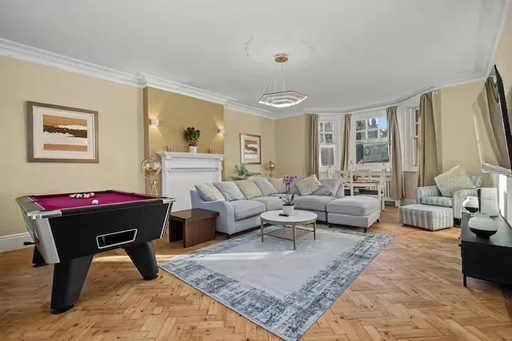Flat Oakwood Court in Greater London