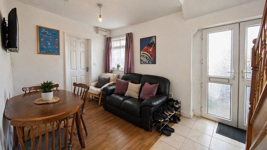 Room Hawton Crescent in Nottingham