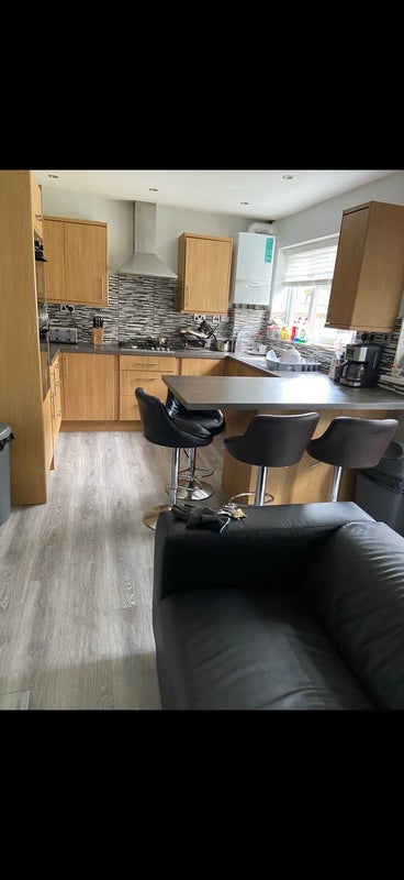 Room Woodfield Road in Crawley