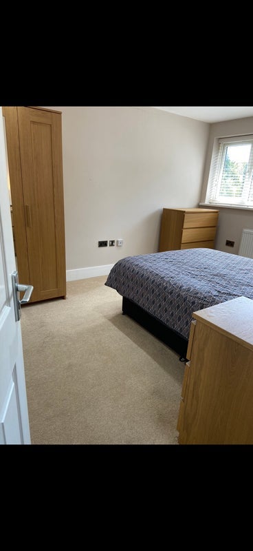 Room Woodfield Road in Crawley