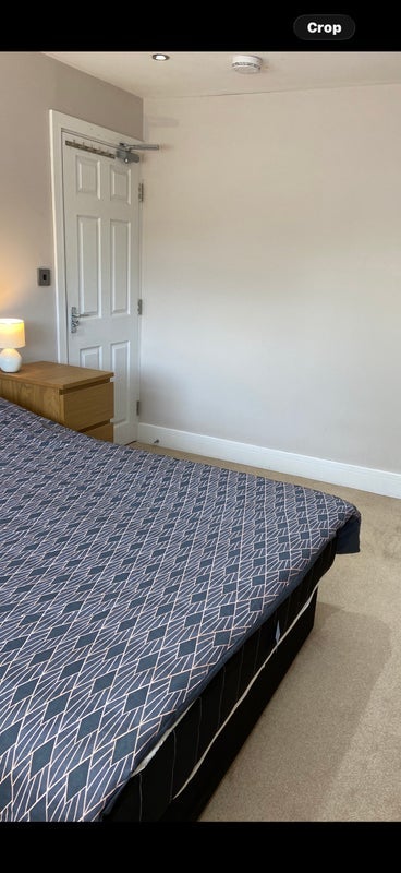 Room Woodfield Road in Crawley