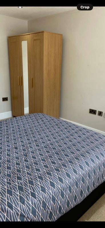 Room Woodfield Road in Crawley