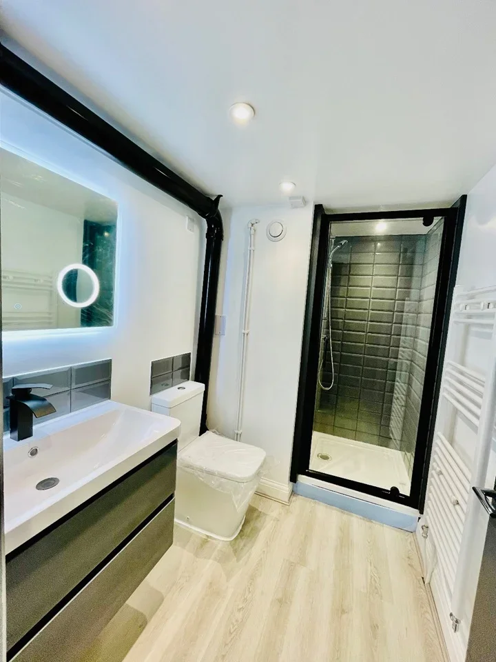 Flat Dermody Road in Greater London