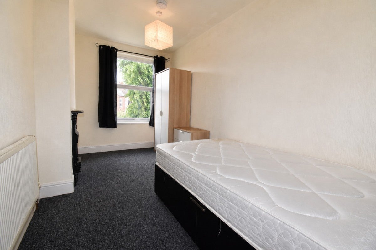 Room Hollis Road in Coventry