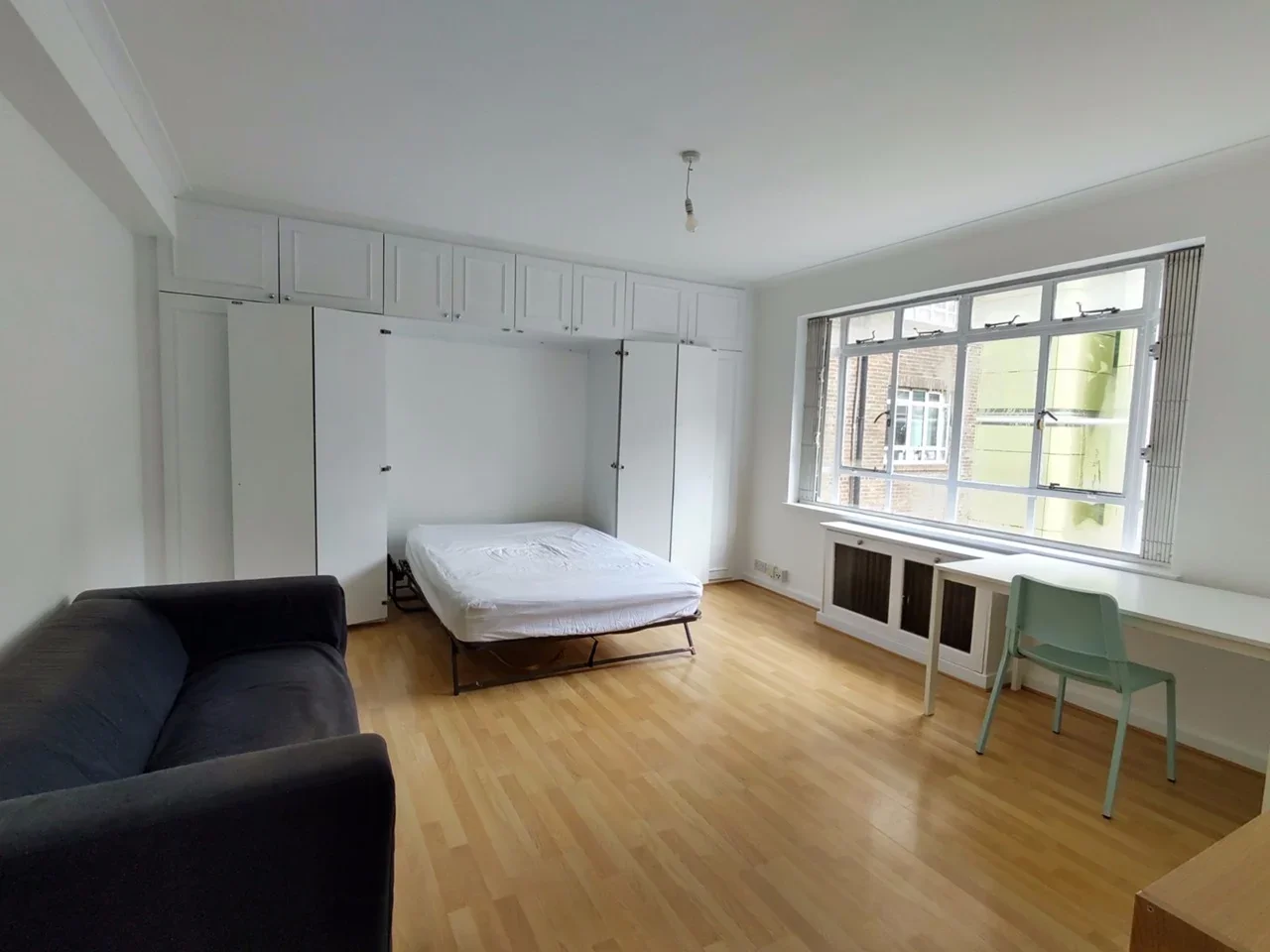 Flat Queen's Yard in Greater London