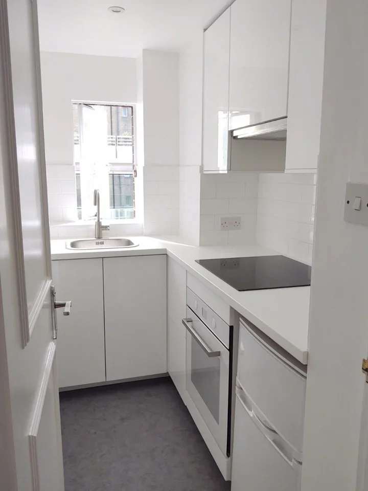 Flat Queen's Yard in Greater London