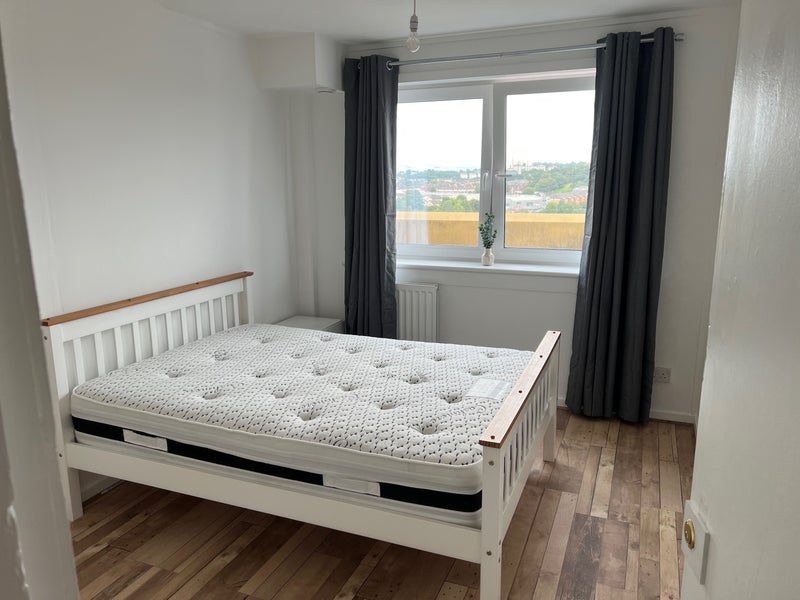 Room Cedar Court in Glasgow