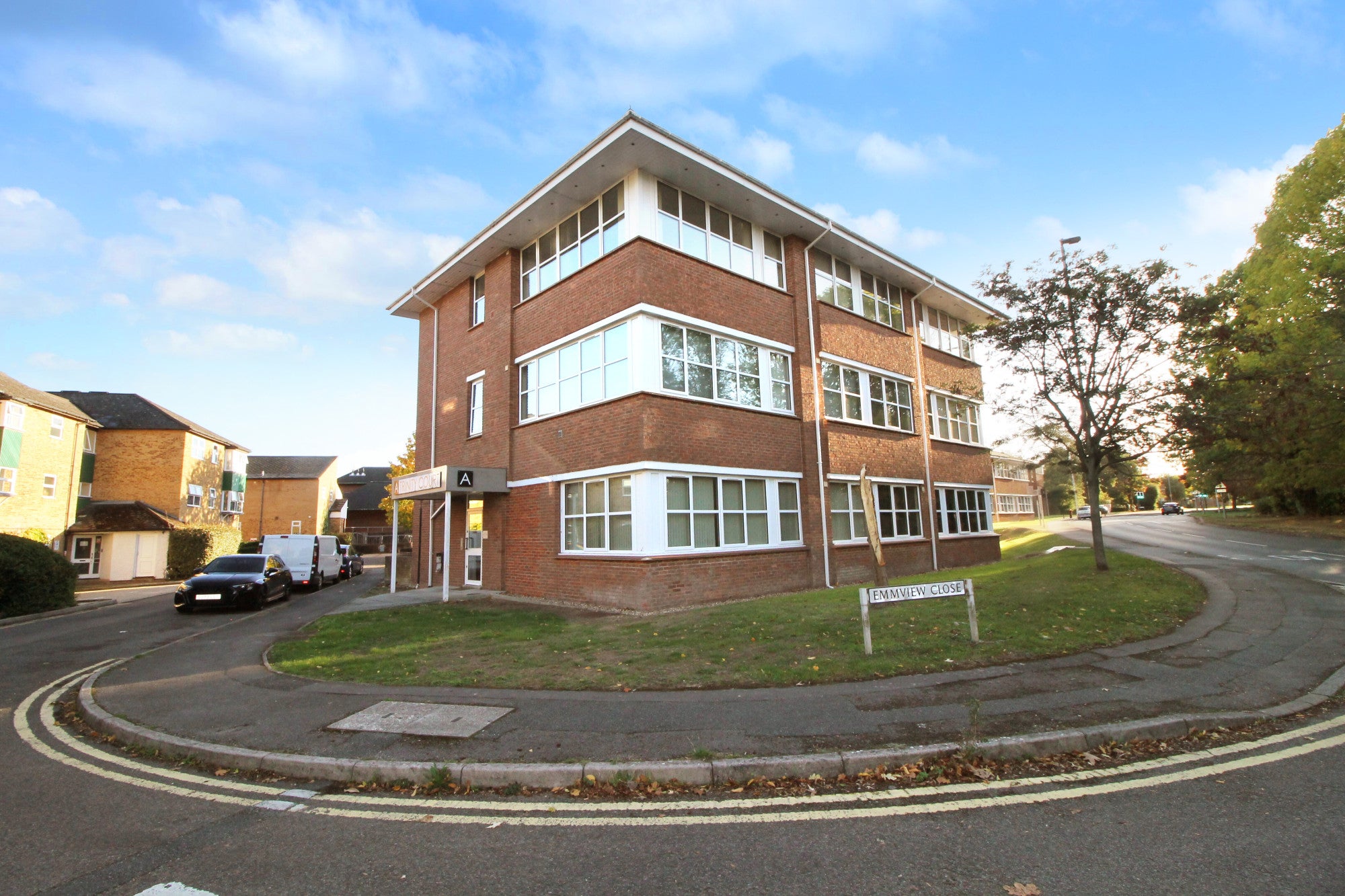 Flat Woosehill in Wokingham