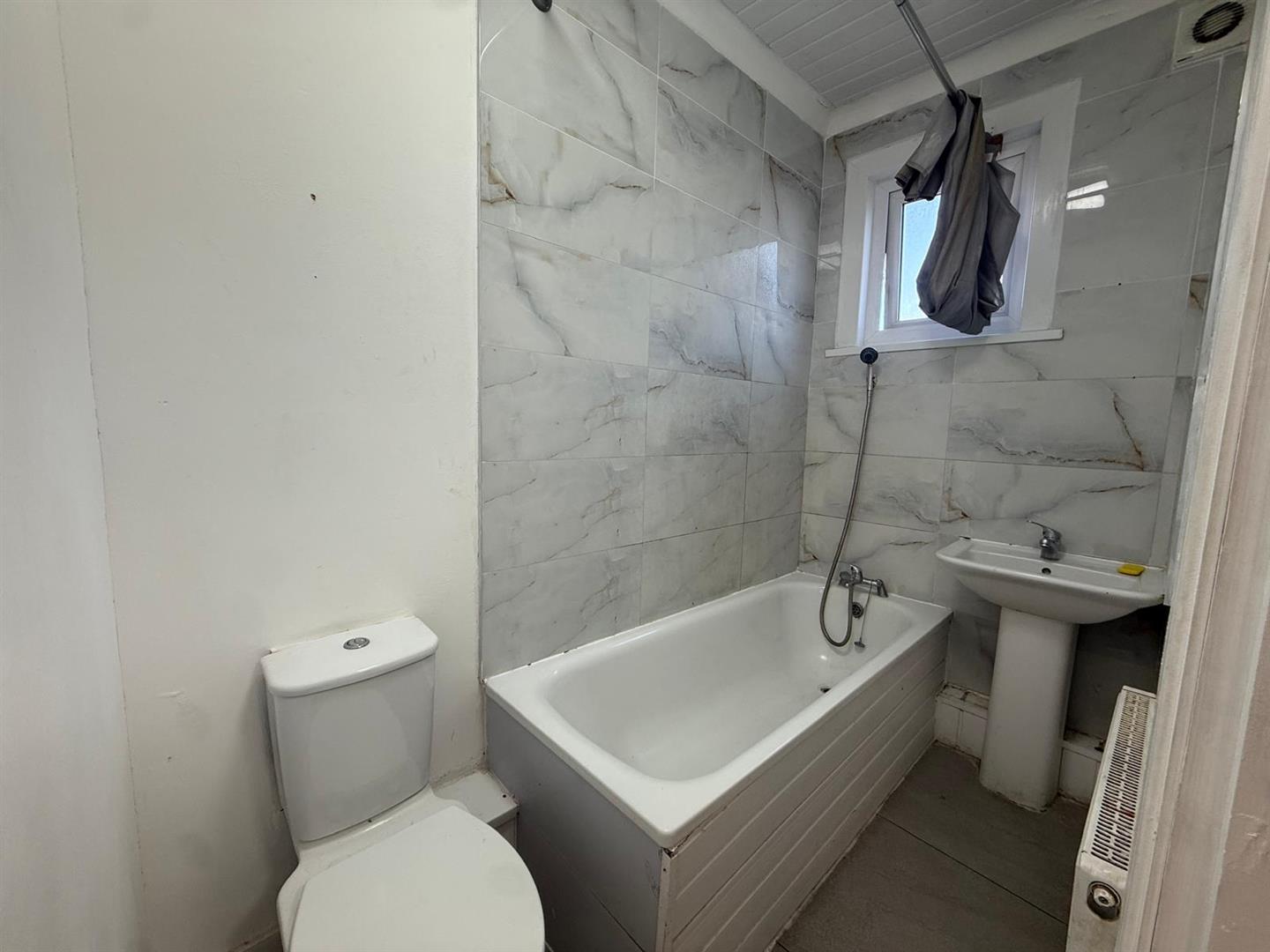 Flat Kingswood Road in Greater London