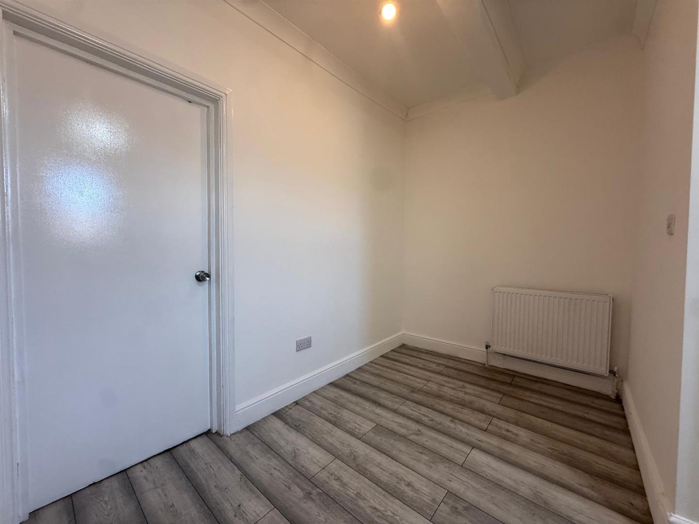 Flat Kingswood Road in Greater London