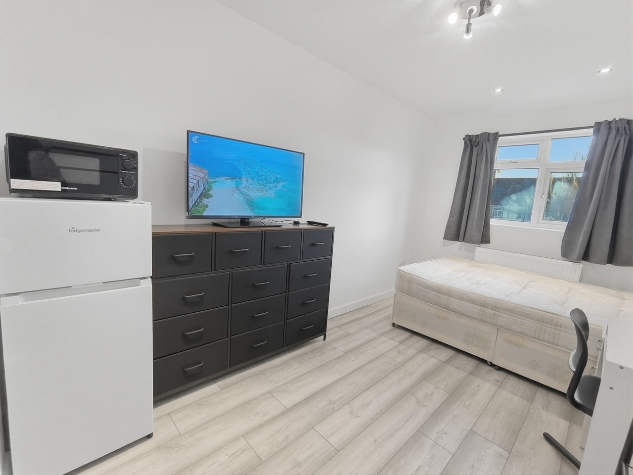 Room Ansell Road in Greater London