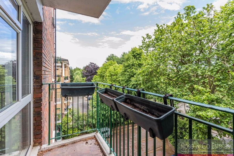 Flat Hornsey Lane in Greater London