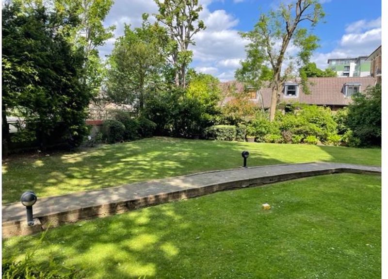 Flat Hornsey Lane in Greater London