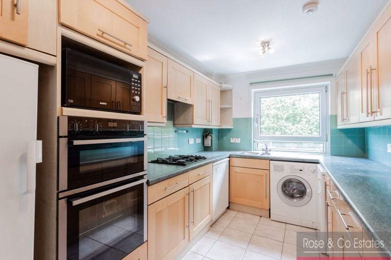 Flat Hornsey Lane in Greater London