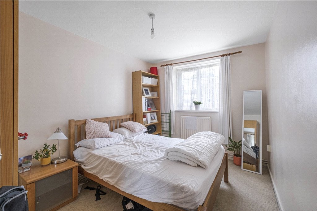 Flat Tildesley Road in Greater London
