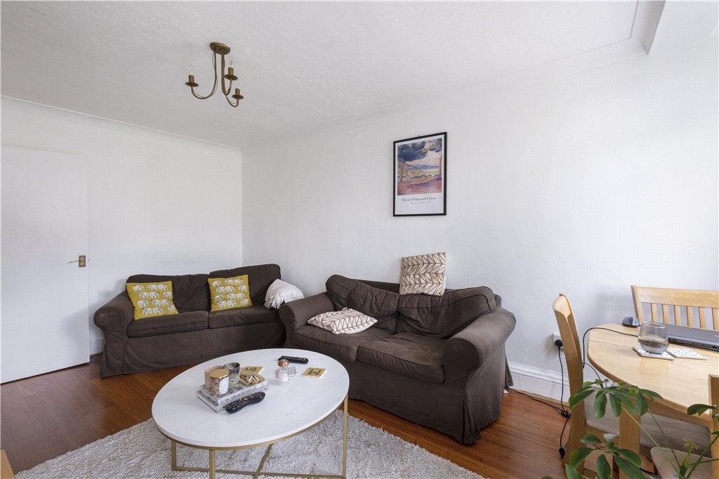 Flat Tildesley Road in Greater London