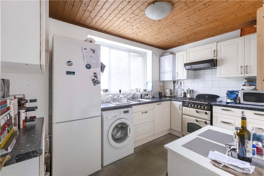 Flat Tildesley Road in Greater London