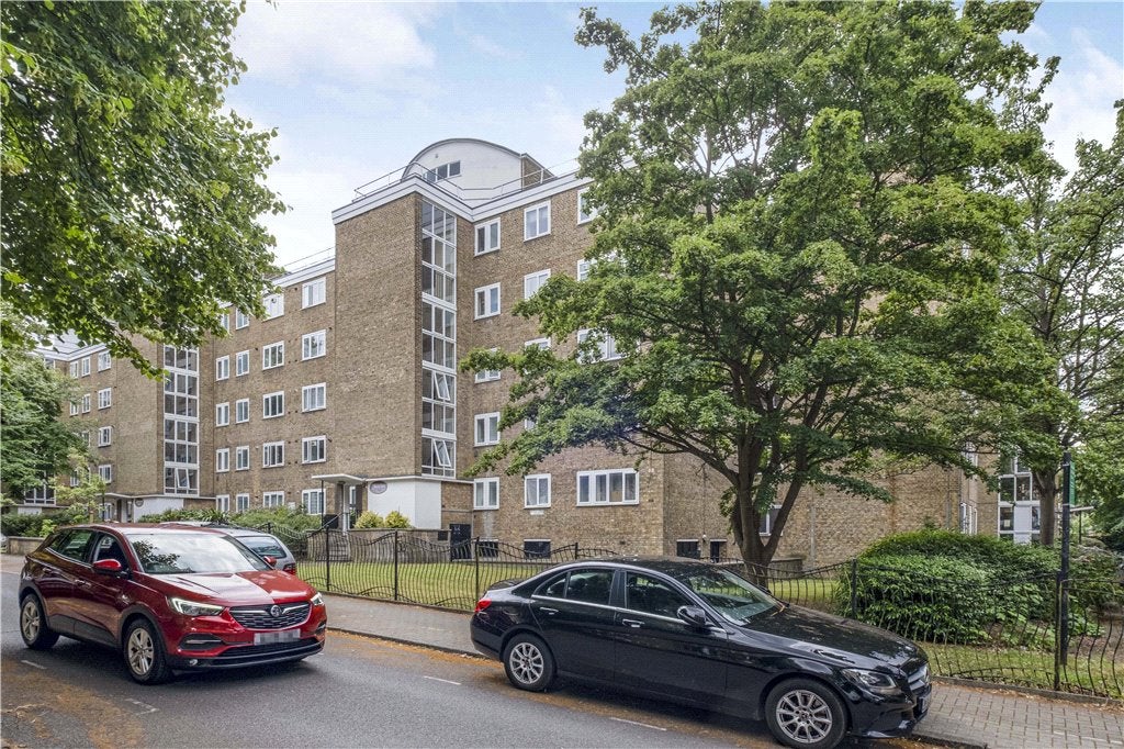 Flat Tildesley Road in Greater London