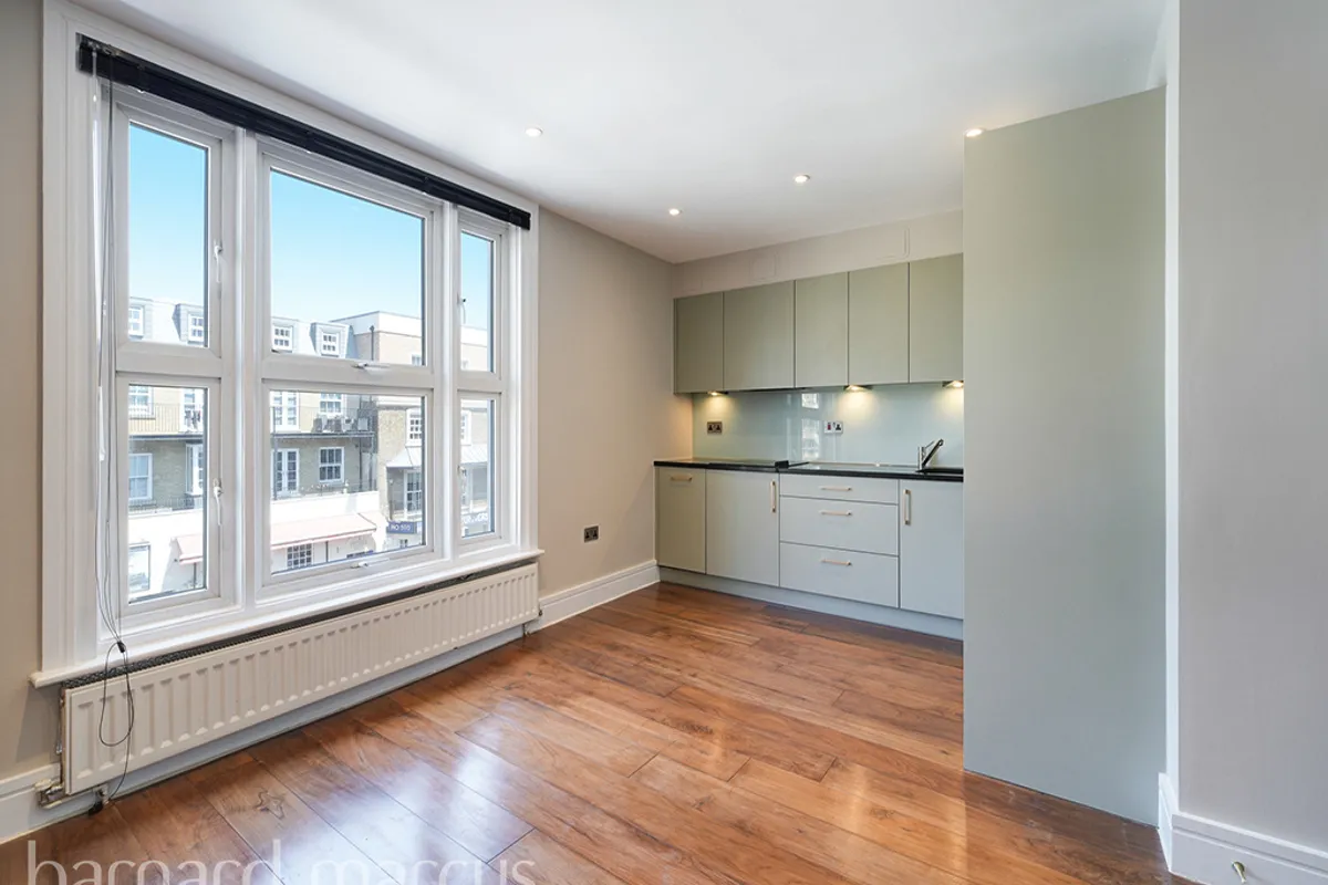 Flat Chiswick High Road in Greater London