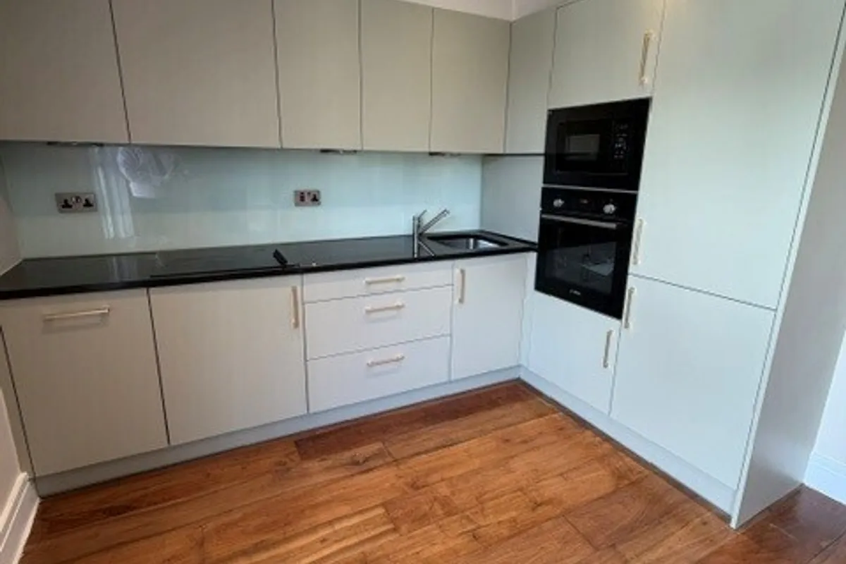 Flat Chiswick High Road in Greater London