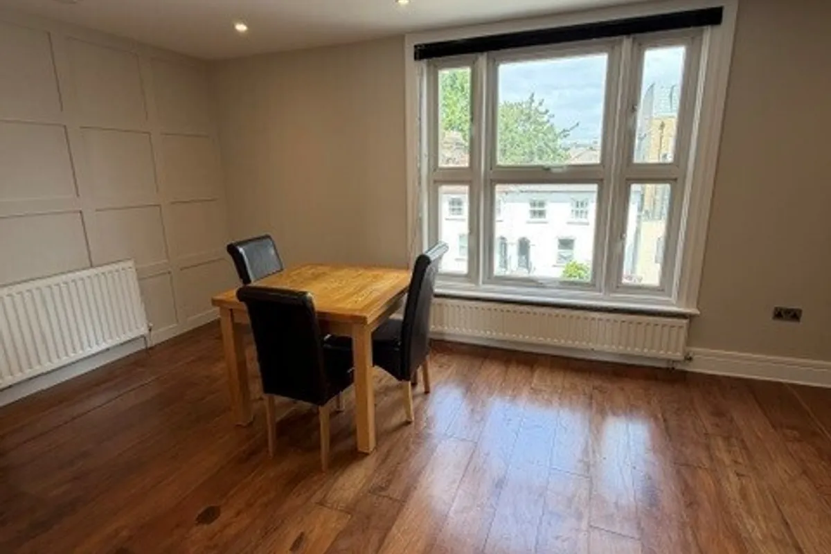 Flat Chiswick High Road in Greater London