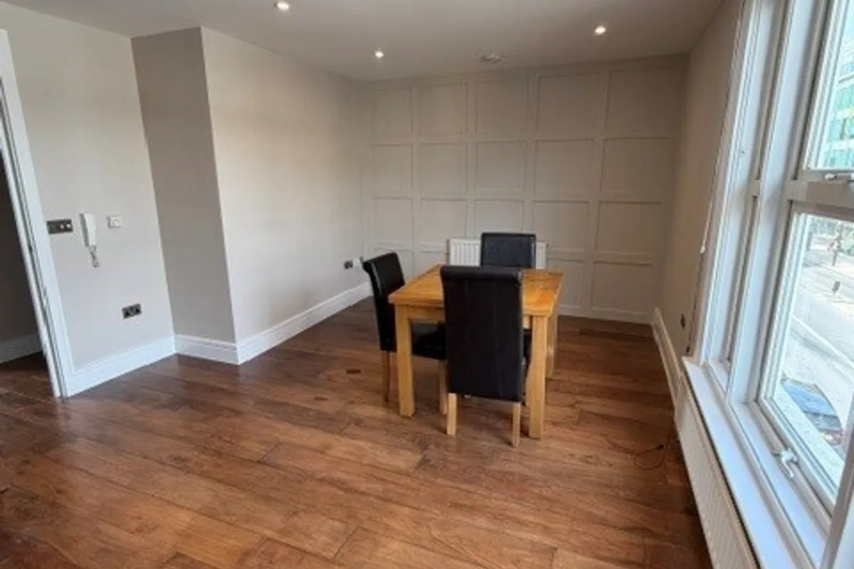Flat Chiswick High Road in Greater London