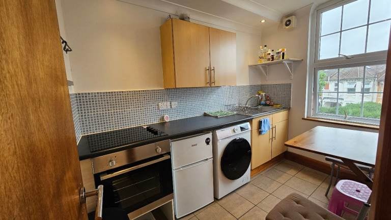Flat Burnley Road in Greater London