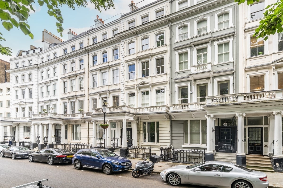 Flat Cornwall Gardens in Greater London