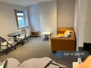 Flat Roxholme Terrace in Leeds
