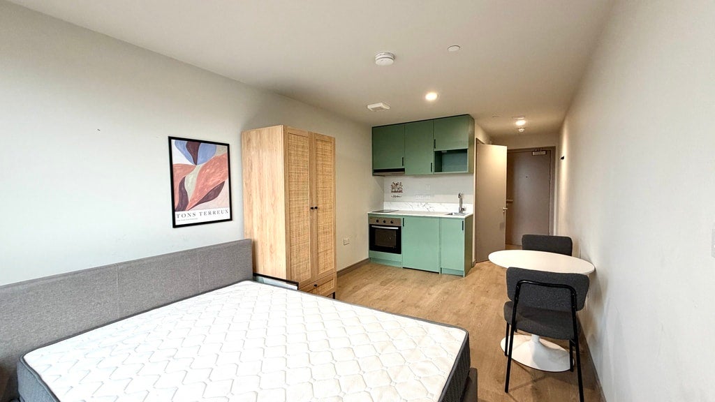 Flat Victoria Road in Greater London