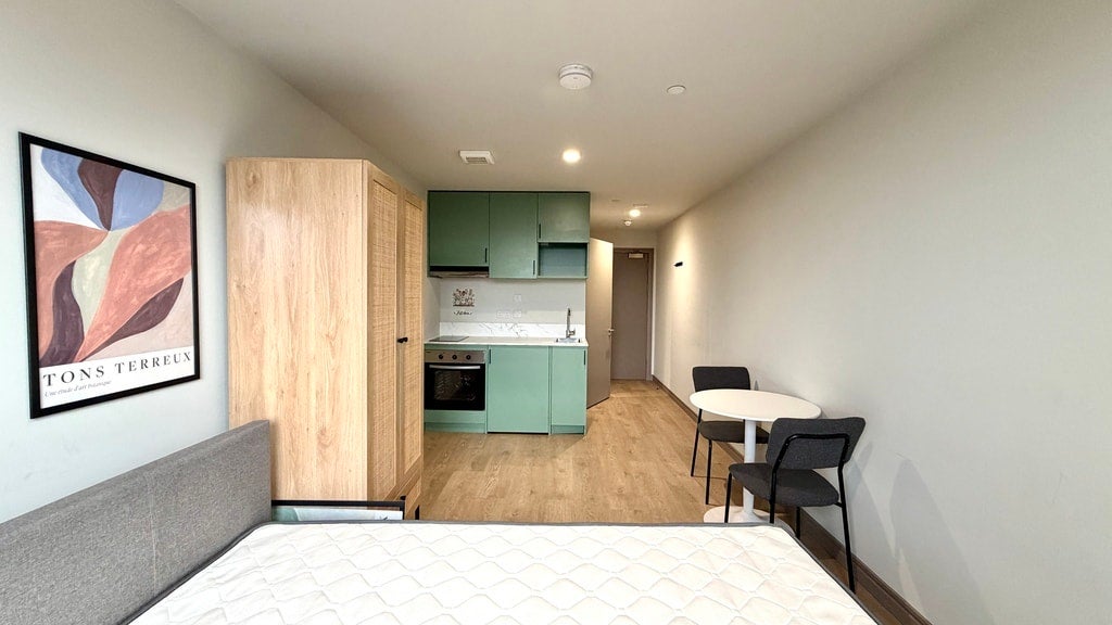 Flat Victoria Road in Greater London