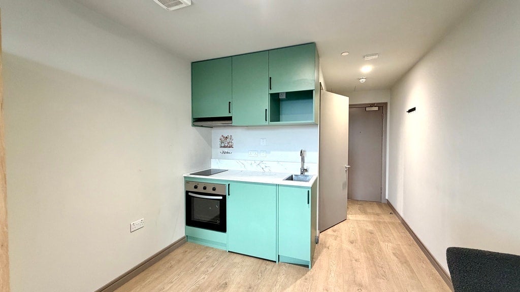 Flat Victoria Road in Greater London
